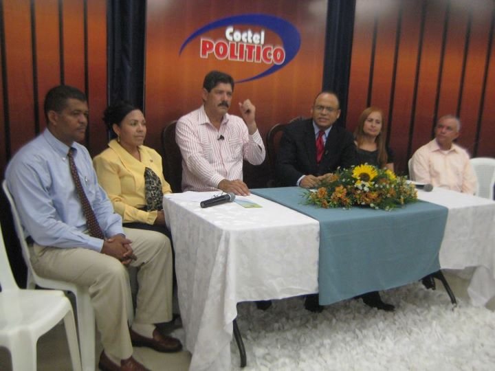 José Guillermo López, gobernador de la provincia Espaillat, y los encargados de las principales oficinas públicas en esta localidad